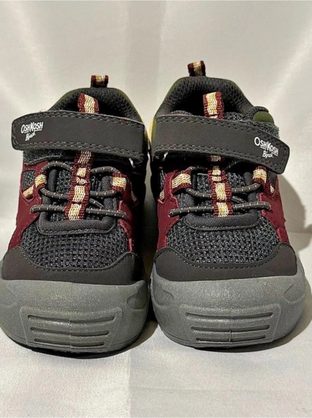 OshKosh B'gosh Kids Sneakers in Black & Red Like New